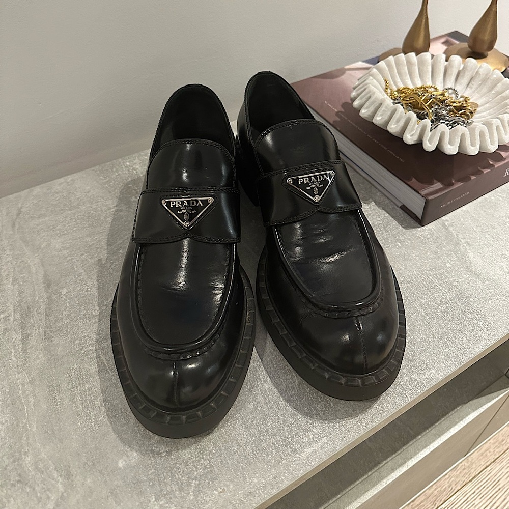 🖤 Prada Loafers 🖤 Black Size 40.5 🖤 Worn with Care 🖤